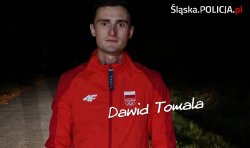 Sylwetka Dawida Tomali w dresie w narodowych kolorach. Na piersi ma flagę Polski, a pod spodem symbol igrzysk olimpijskich