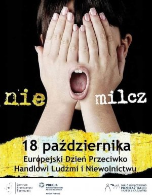 Plakat promujący Europejski dzień przeciwko Handlu Ludźmi i Niewolnictwu na którym znajduje się twarz zasłonięta dłońmi.