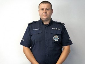 sylwetka policjanta w mundurze