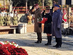 Komendant Policji, Komendant Straży Miejskiej i Komendant Wojskowej Komendy Uzupełnień składają hołd przed Pomnikiem Bohaterów Powstań Śląskich