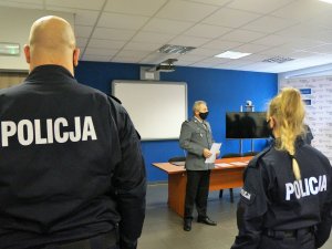 Komendant przemawia, przed nim w szeregu stoją nowi policjanci