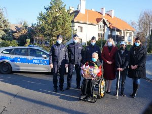 w szeregu stoją policjanci, kierownictwo domu pomocy społecznej i dwaj podopieczni