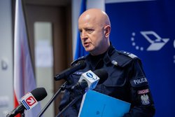 przy mównicy z mikrofonem stoi Komendant Główny Policji w policyjnym mundurze