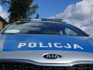 radiowóz policyjny, na podszybiu czapka policjanta wydziału ruchu drogowego