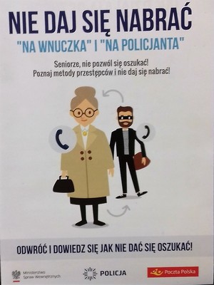 ulotka dla seniorów z poradami jak nie dać się nabrać na wnuczka i na policjanta, na ulotce znajduje się rysunek seniorki i stojącego za nią oszusta, na dole znajdują się logo współtwórców ulotki, MSW, Policji i Poczty Polskiej