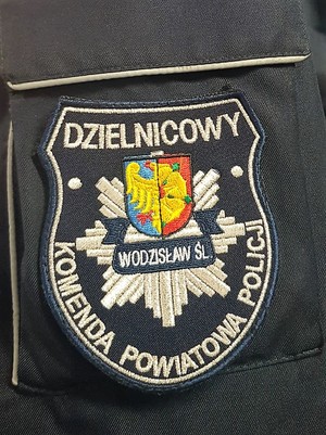 naszywka na ramie policyjnego munduru z logo Rewiru Dzielnicowych Komendy Powiatowej Policji w Wodzisławiu Śląskim