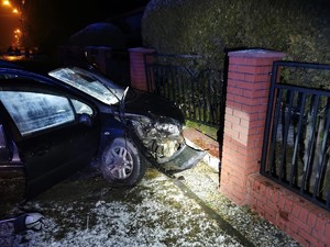 na zdjęciu widać pojazd osobowy, który uderzył przodem w płot ogrodzeniowy.