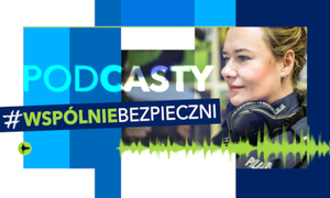 na zdjęciu widać policjantkę z profilu, która ma na szyi słuchawki, a także napis podcasty polskiej Policji oraz #wspólniebezpieczni