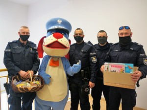 4 policjantów pozuje do zdjęcia ze Sznupkiem