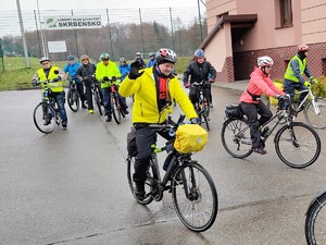 grupa osób na rowerach rozpoczynają wycieczkę, wyjeżdżają spod budynku Miejskiego Ośrodka Kultury