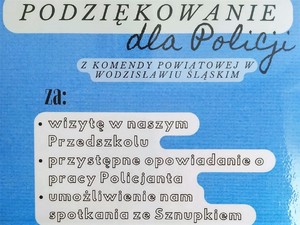 fotografia przedstawia podziękowanie dla wodzisławskiej Policji za przeprowadzone spotkanie profilaktyczne. Na tle niebieskiego koloru, białymi literami napisana jest treść podziękowania.