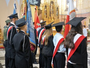 w kościele stoi poczet sztandarowy, składający się z młodzieży odświętnie ubranej