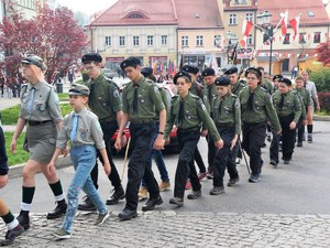 uroczysty przemarsz uczestników obchodów z okazji Święta Uchwalenia Konstytucji po rynku