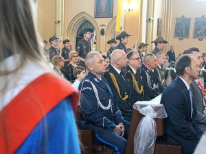 w kościelnej ławce siedzą przedstawiciele służb mundurowych