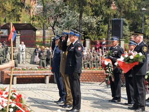 przedstawiciele służb mundurowych oddają honor przed pomnikiem Powstańców Śląskich