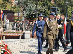 przedstawiciele służb mundurowych odchodzą na miejsce po złożeniu kwiatów pod pomnikiem