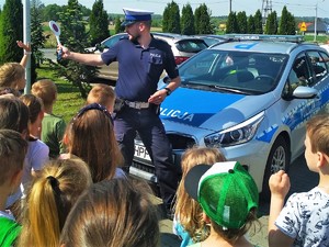 policjanta podczas spotkania z dziećmi z przedszkola