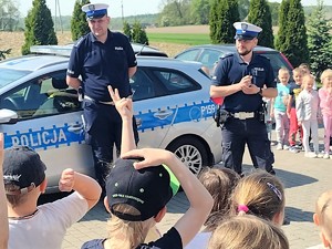 policjanci podczas spotkania z dziećmi