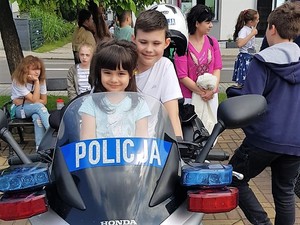 dziewczynka i chłopczyk siedzą na policyjnym motocyklu