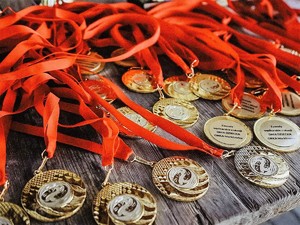 złote medale z czerwoną wstążką leżą na stole
