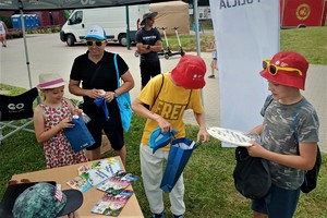 Zdjęcie przedstawia dzieci przy stoisku policyjnym