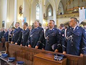 w kościelnej ławce, w mundurach gabardynowych stoi 5 policjantów