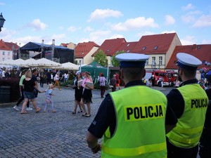 umundurowani policjanci przyglądają się uczestnikom uroczystości na wodzisławskim Rynku