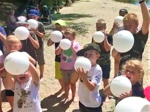 grupa dzieci dmucha balony