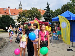 policjantka pozuje do wspólnego zdjęcia z dziećmi