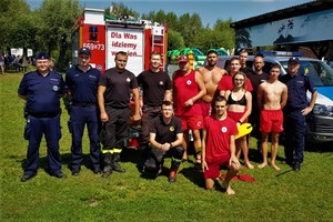 Zdjęcie grupowe przedstawia ratowników WOPR, strażaków z PSP oraz policjantów Komendy Powiatowej Policji w Wodzisławiu Śląskim