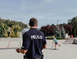Policjant podczas działań profilaktycznych na skateparku