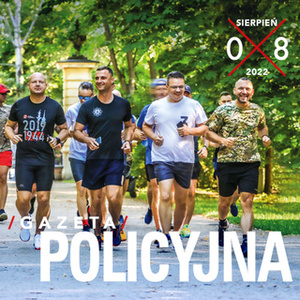 zdjęcie przedstawia pierwszą stronę gazety policyjnej dedykowanej na miesiąc sierpień, na stronie trzech biegaczy w strojach sportowych