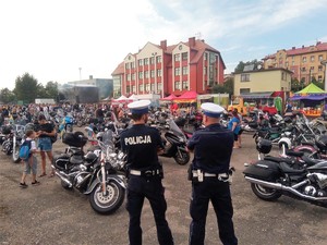 policjanci stoją przed zaparkowanymi motocyklami