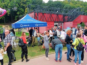 podczas festynu policjanci znajdują się przy policyjnych stanowiskach, rozmawiają z uczestnikami festynu