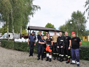 do pamiątkowego zdjęcia pozują policjanci, strażacy i ratownicy medyczni