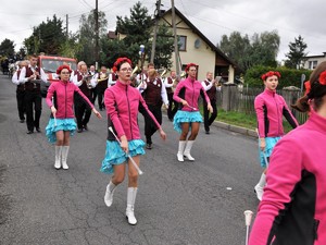 przemarsz uczestników korowodu, maszerują mażoretki, a za nimi orkiestra