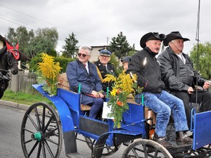 przejeżdża dorożka z woźnicą i pasażerami