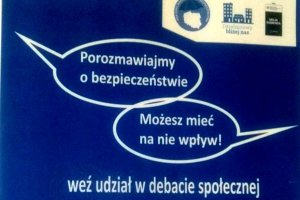 zaproszenie na debatę, napis na granatowym tle