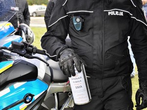 na zdjęciu widać mundur policyjny na motocykl oraz puszkę charytatywną