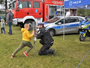 policjant odpiera natarcie chłopca na tarczę policyjną