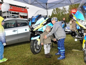 przy policyjnym motocyklu pozują do zdjęcia dwaj chłopcy