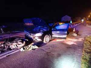 na zdjęciu widać rozbity samochód i motorower, które zderzyły się na drodze