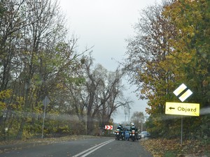 na drodze stoją obok siebie dwa policyjne motocykle, przed nimi widać znak z napisem objazd