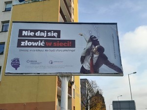 zdjęcie przedstawia bilbord kampanii o nazwie &quot;Nie daj się złowić w sieci&quot;