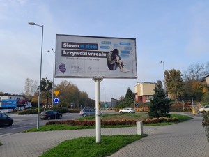 zdjęcie przedstawia bilbord kampanii o nazwie &quot;Nie daj się złowić w sieci&quot;