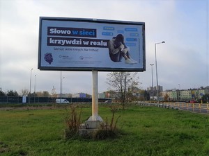 zdjęcie przedstawia bilbord kampanii o nazwie &quot;Nie daj się złowić w sieci&quot;