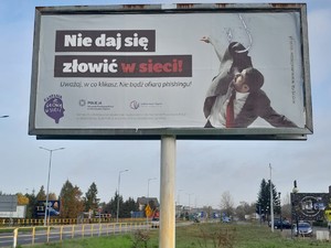 zdjęcie przedstawia bilbord kampanii o nazwie &quot;Nie daj się złowić w sieci&quot;