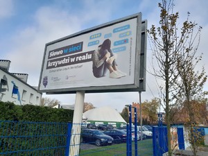 zdjęcie przedstawia bilbord kampanii o nazwie &quot;Nie daj się złowić w sieci&quot;