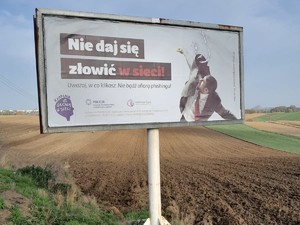 zdjęcie przedstawia bilbord kampanii o nazwie &quot;Nie daj się złowić w sieci&quot;