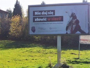 zdjęcie przedstawia bilbord kampanii o nazwie &quot;Nie daj się złowić w sieci&quot;